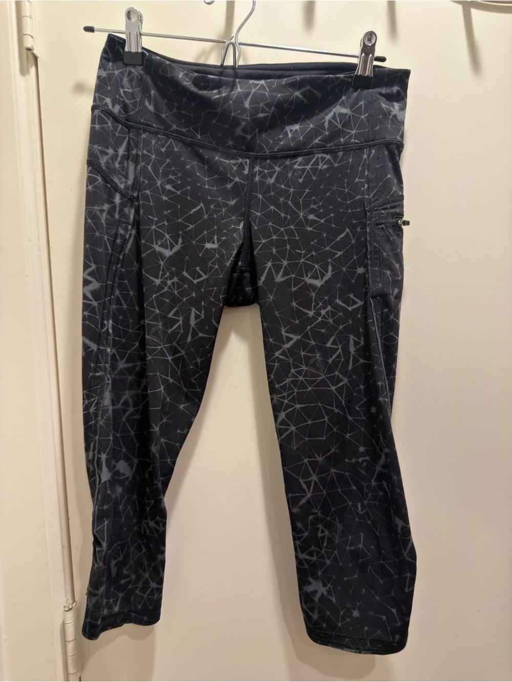 lululemon athletica Black Geometric Print Cropped Leggings size 6 capris